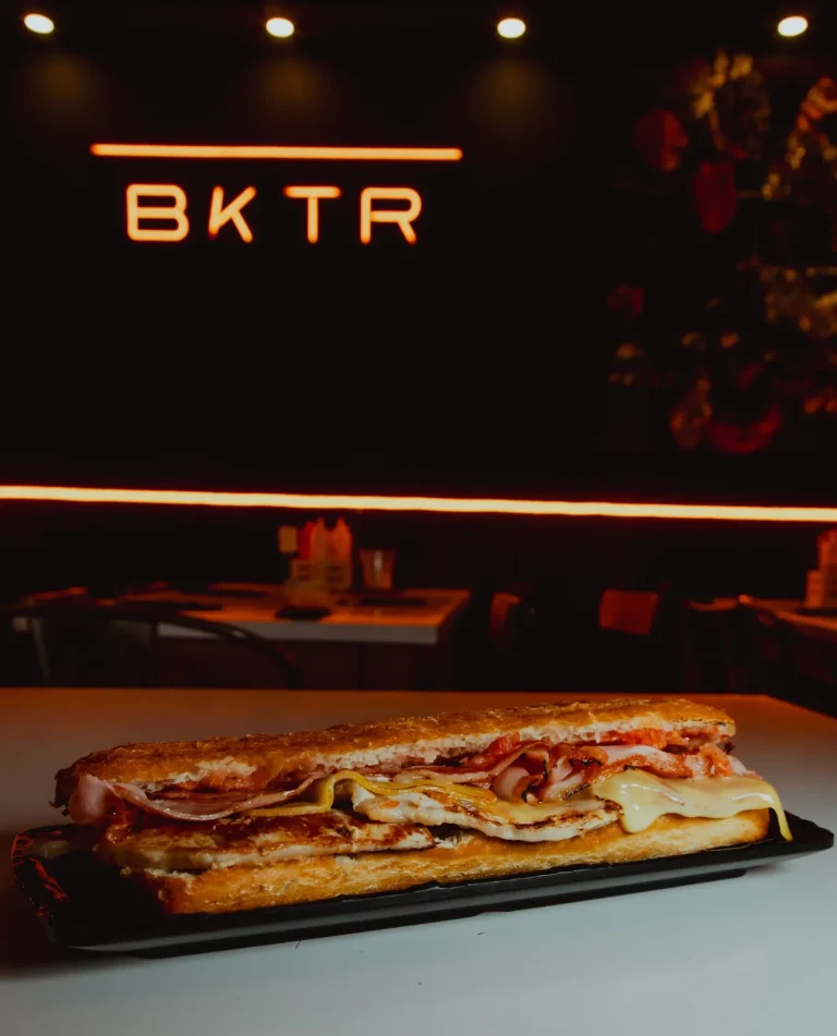 BOKATERIA Bocadillo frente al neón BKTR de La Bokatería