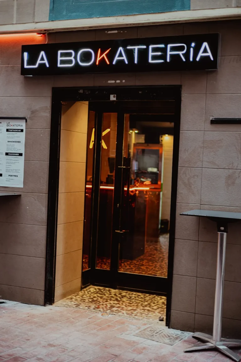 BOKATERIA Fachada de La Bokatería en el Casco Antiguo de Zaragoza