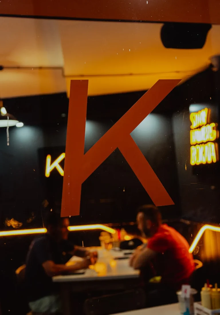 BOKATERIA Interior de La Bokatería con el neón de la K