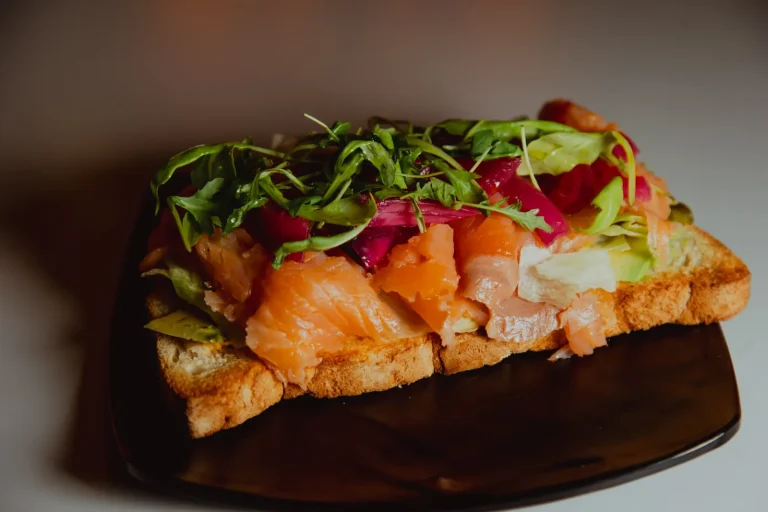 BOKATERIA Salmón marinado, aguacate, rúcula y encurtidos